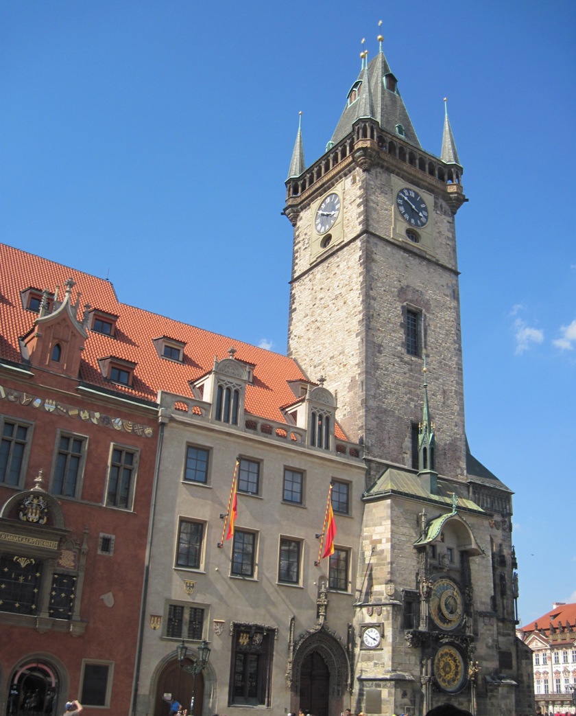 1-Praga-Angolo della piazza della città con la torre dell'orologio